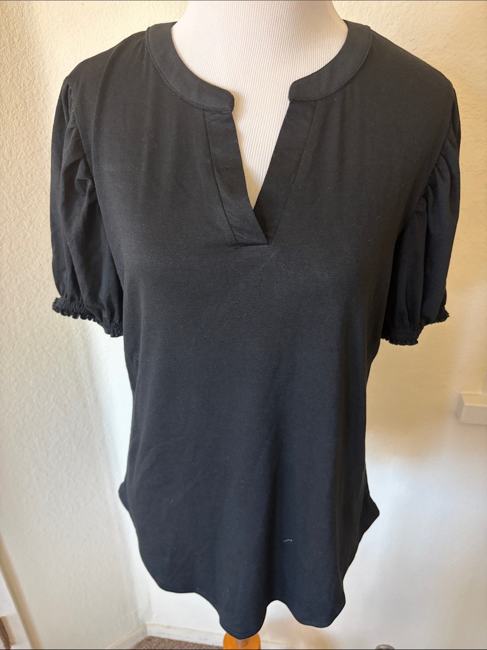 Elesomo  Black Puff-Sleeve V-Notch Women's Tee